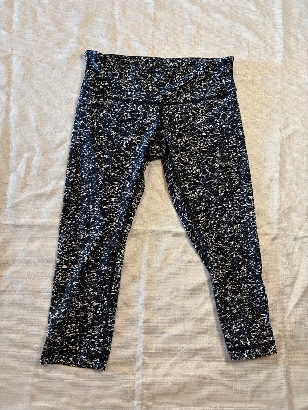 Lululemon cropped leggings size 8, 21” inseam